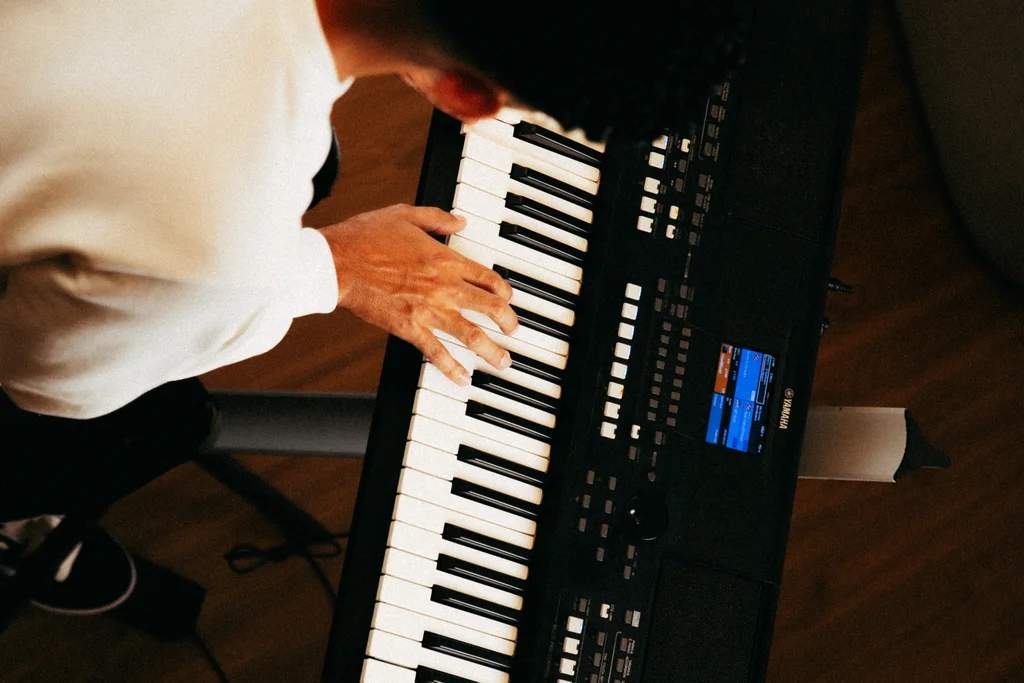 Teclado arranjador Yamaha visto de cima