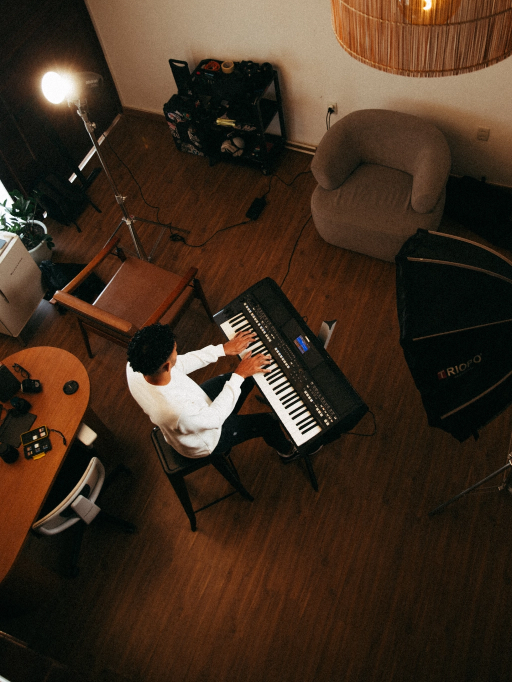 Mãos tocando um teclado arranjador